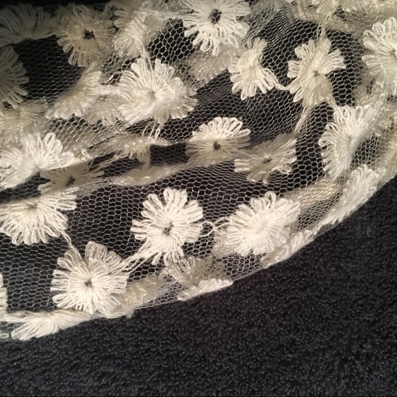 ⭐️ FREE ADD ON Cute White Flower Headband - Picture 2 of 4